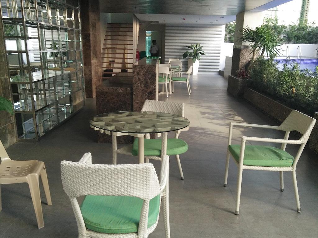 Currency Serviced Suites Manila Bagian luar foto