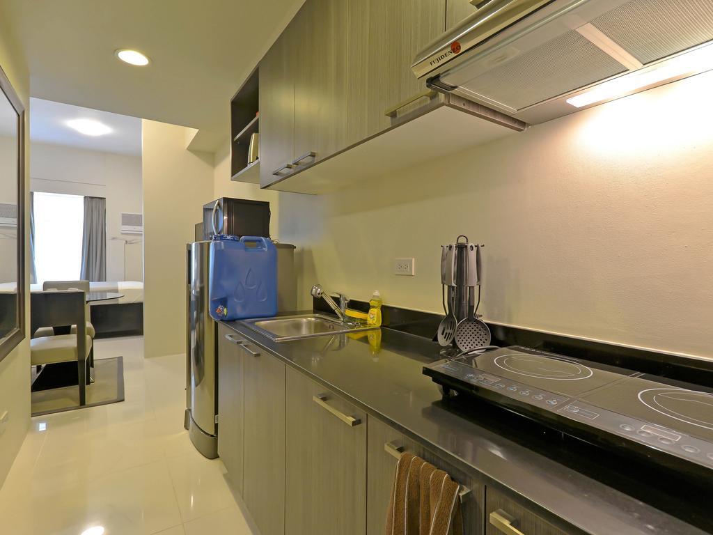 Currency Serviced Suites Manila Bagian luar foto