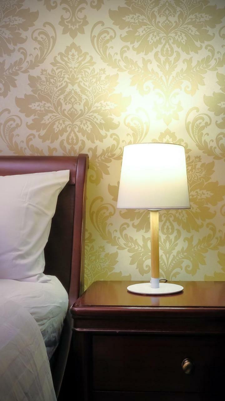 Currency Serviced Suites Manila Bagian luar foto